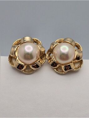 Vintage Gold Tone Faux Pearl Button Earrings 1980s Mabe Pearl Style 1”